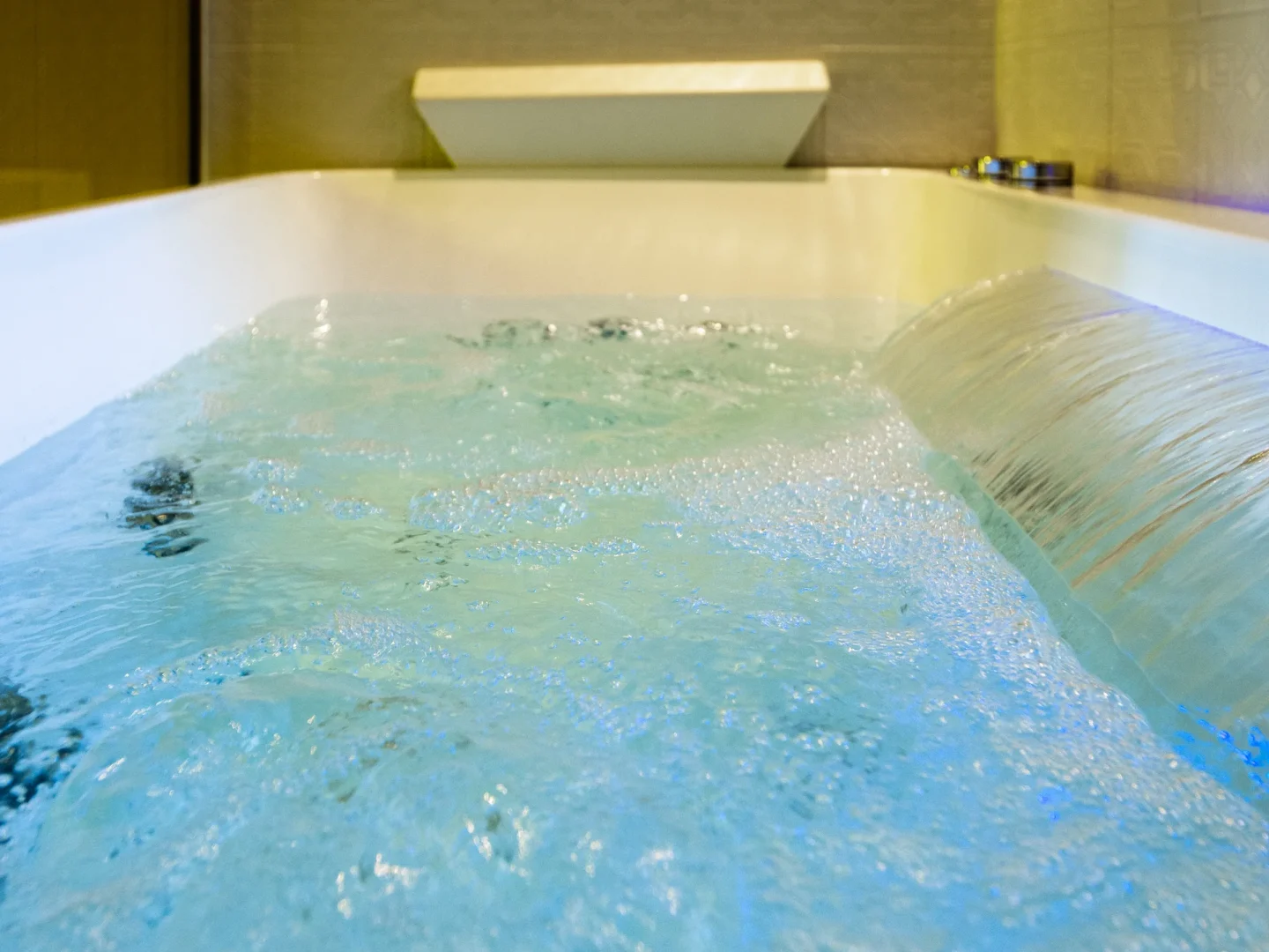 Bernardo da Quintavalle - Bernardo di Quintavalle è una raffinata camera con Jacuzzi ad Assisi. Una junior suite deluxe che unisce comfort romantico e benessere in un contesto storico: il Palazzo Sbaraglini.