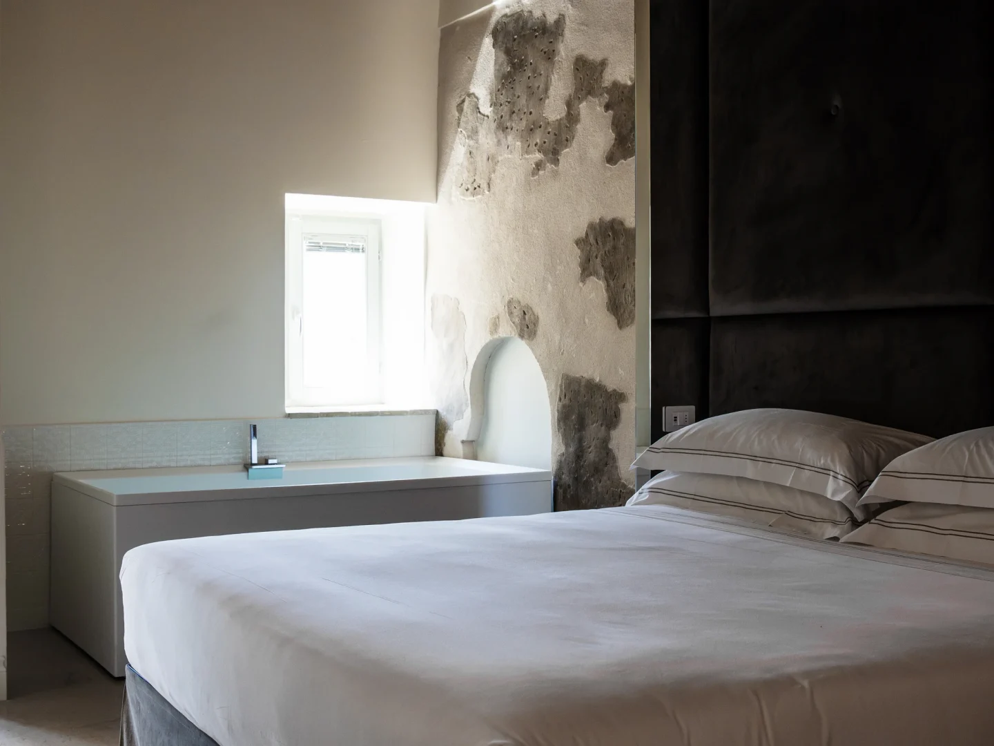 Bernardo da Quintavalle - Bernardo di Quintavalle è una raffinata camera con Jacuzzi ad Assisi. Una junior suite deluxe che unisce comfort romantico e benessere in un contesto storico: il Palazzo Sbaraglini.