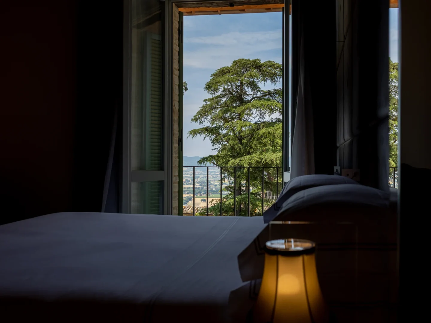 Giuseppe Sbaraglini l’Onorevole - La Junior Suite con Jacuzzi in Camera dedicata a “Giuseppe Sbaraglini l’Onorevole”, è stata pensata appositamente per due ospiti. Questa junior suite di 32,5 m² offre un equilibrio perfetto tra spazio, eleganza e comfort. Il letto king-size garantisce notti di vero riposo, mentre l’area living separata invita a rilassarsi in totale privacy. Dotazioni principali: Vasca [&hellip;]