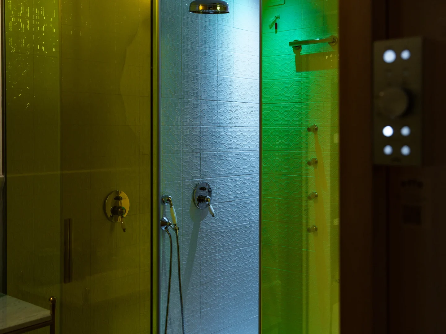 Giuseppe Sbaraglini l’Onorevole - La Junior Suite con Jacuzzi in Camera dedicata a “Giuseppe Sbaraglini l’Onorevole”, è stata pensata appositamente per due ospiti. Questa junior suite di 32,5 m² offre un equilibrio perfetto tra spazio, eleganza e comfort. Il letto king-size garantisce notti di vero riposo, mentre l’area living separata invita a rilassarsi in totale privacy. Dotazioni principali: Vasca [&hellip;]